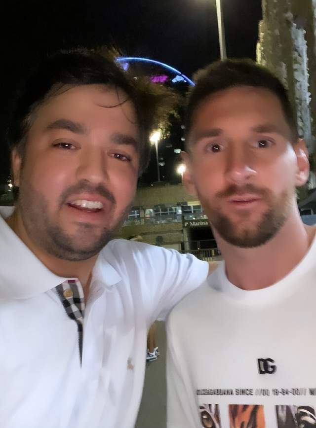 可爱!梅西巴塞罗那与布教授阿尔巴聚餐,被3位美女夹中间动弹不得 6 20220810055400 62f347f89d1b5